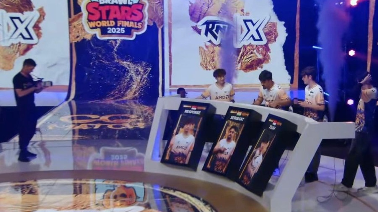 Les joueurs de Revenant se tiennent à leurs bureaux sur une scène des Brawl Stars World Finals