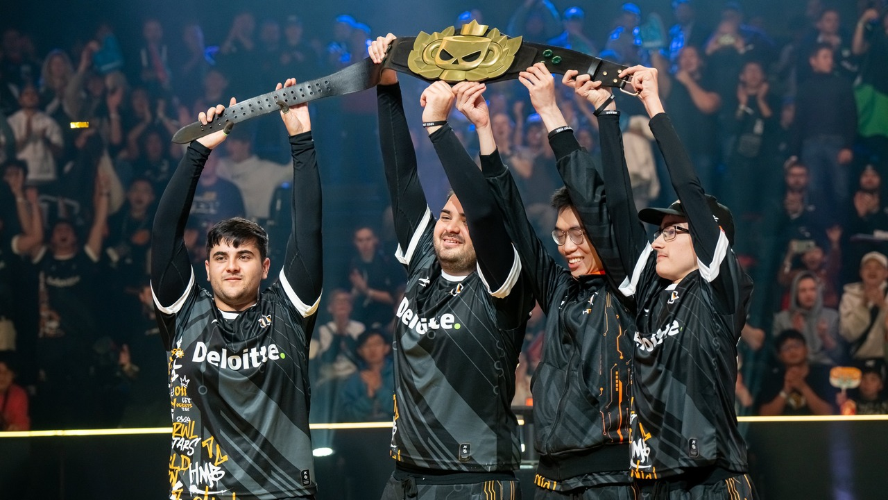 HMBLE-Spieler feiern gemeinsam auf einer Brawl Stars-Bühne