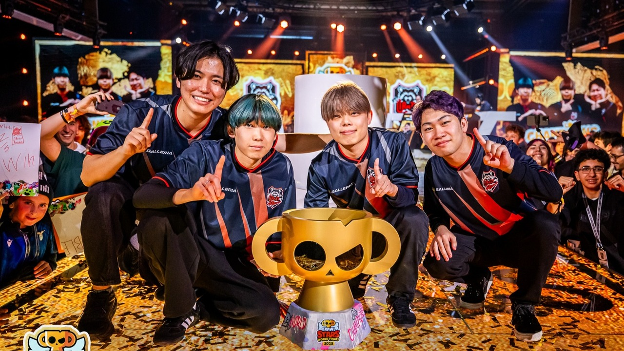Crazy Raccoon-spelare firar med Brawl Stars World Finals-trofén